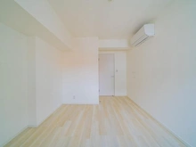 【東京都/墨田区緑】ミルーナヒルズ錦糸町 洋室：約6.8帖（ウォークインクローゼット付き）