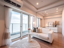 【東京都/江戸川区平井】プラウドタワー平井 リビング・ダイニング：約10.2帖（奥：洋室約4.5帖）