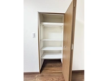 【東京都/江戸川区平井】レジェンド平井 洋室：洋室内の収納です！