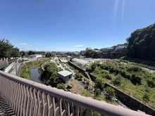 【兵庫県/宝塚市山手台東】ジオグランデ宝塚山手台センターコート 最明寺川の橋（現地より約400m）：最明寺川の橋からの眺望です