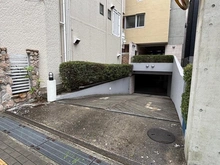 【兵庫県/神戸市垂水区平磯】パレ垂水海岸通り 駐車場：駐車場入口