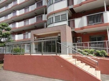 【千葉県/千葉市若葉区高品町】高品ハイツ 1号棟 アプローチ