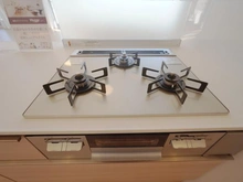 【千葉県/千葉市美浜区高洲】ベイマークスクエアシティコートタワー キッチン：三口ガスコンロ