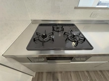 【千葉県/千葉市稲毛区小仲台】アイ・プレイス稲毛 3棟 キッチン：三口コンロ