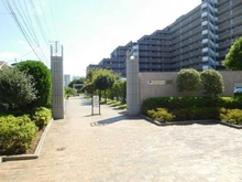 【千葉県/市川市鬼高】ファミール市川ガーデンプラザ・ウエスト アプローチ