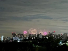【千葉県/千葉市美浜区稲毛海岸】ルネ稲毛海岸グランマークス 眺望　花火：※ズームあり
『hololive production 8th Anniversary Fireworks』