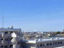 【千葉県/千葉市花見川区作新台】サンハイツ八千代台 ルーフバルコニー：7階南西側ルーフバルコニー。 ズームあり。富士山の望める眺望（天候による）。