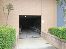 【埼玉県/鶴ヶ島市若葉】レクセルプラザ若葉 駐輪場：出入口