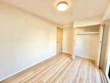 【埼玉県/所沢市小手指台】ライオンズマンション西所沢 洋室：約5帖のバルコニーにつながる洋室です