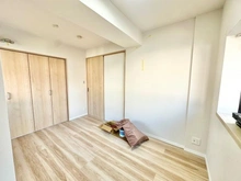 【埼玉県/所沢市小手指台】ライオンズマンション西所沢 洋室：約6帖の2面採光