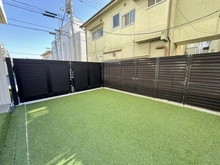 【埼玉県/所沢市東町】インプレスト所沢 テラス：人工芝のマットを敷いています