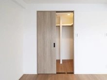 【埼玉県/入間市春日町】入間ビレッジ 8号棟 洋室：ウォークインクローゼット