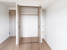 【埼玉県/入間市春日町】入間ビレッジ 8号棟 洋室：収納