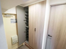 【埼玉県/入間市春日町】入間ビレッジ 8号棟 玄関：収納