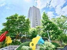 【東京都/渋谷区代官山町】代官山アドレスザ・タワー 外観：多くの緑に囲まれた代官山のシンボルマンション