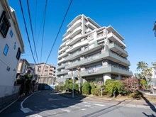 【神奈川県/藤沢市本鵠沼】藤沢パーク・ホームズ弐番館 外観：【外観】丁寧に手入れされた植栽が住まう方と訪れる方をやさしく迎えるマンション。