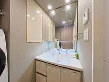 【大阪府/大阪市中央区久太郎町】プレサンスレジェンド堺筋本町タワー 洗面台三面鏡裏に収納ございます。