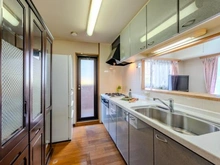 【大阪府/大阪市東淀川区小松】ユニライフ上新庄 3口コンロのカウンターキッチンからは東側バルコニーへつながっています