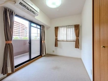 【大阪府/大阪市東淀川区小松】ユニライフ上新庄 約５．２帖の洋室は２面から採光が見込まれます