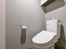 【大阪府/吹田市青葉丘南】ヴェリテ千里青葉丘 温水洗浄機能付き便座、吊戸棚付きで備品などを収納可能です