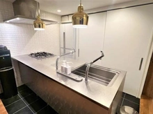 【大阪府/大阪市淀川区西宮原】オリエント新大阪アーバンライフ キッチン　システムキッチン背面には、備え付け食器棚あり　撮影日：２０２６年１月