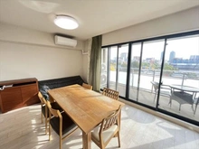 【大阪府/大阪市天王寺区四天王寺】ルネグラン四天王寺 約15.5帖のLDK。キッチンから洗面室へ移動できる家事導線がポイント。