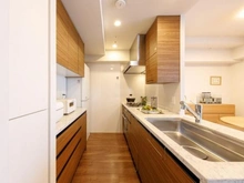 【大阪府/大阪市天王寺区空清町】プラウド天王寺真田山 キッチンと同デザインのカップボード付きで収納豊富