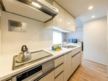 【大阪府/堺市北区金岡町】なかもずオールズ・グランコート カウンタータイプのキッチン。IHクッキングヒーター、食器洗浄乾燥機付き。