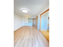 【兵庫県/神戸市中央区東川崎町】クレヴィアタワー神戸ハーバーランド キッチンからリビングの様子を窺うことができます。