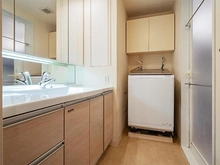 【神奈川県/座間市相模が丘】ブリリア小田急相模原 スッキリとした印象の洗面室　収納豊富です