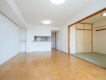 【神奈川県/平塚市袖ケ浜】湘南袖ケ浜レジデンスB棟 【リビング・ダイニング・キッチン】南向きバルコニーからさわやかな風が通り抜けます。