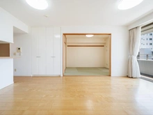 【神奈川県/平塚市袖ケ浜】湘南袖ケ浜レジデンスB棟 【リビング・ダイニング】家具の配置がしやすいお部屋です。