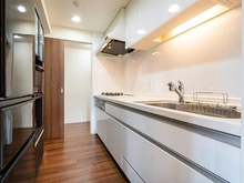 【神奈川県/横浜市都筑区池辺町】クリオ横浜鴨居 【キッチン】約３帖◇システムキッチンで収納も豊富、調理機器をすっきり収納できちゃいます。