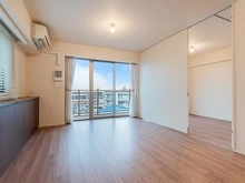 【神奈川県/川崎市宮前区有馬】Brillia鷺沼 【リビング・ダイニング約１２．１帖】◇リビング収納を確保した室内。