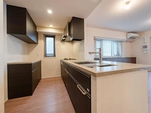 【神奈川県/川崎市宮前区有馬】Brillia鷺沼 【約３．５帖】◇システムキッチンは、リビングを見渡せるカウンター式。