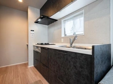 【東京都/港区南麻布】エフィーナ南麻布 【キッチン】キッチン横にはカウンターや可動棚もあり収納も充実しております。