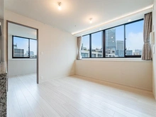 【東京都/千代田区神田須田町】パークホームズ千代田淡路町 【リビング】天井の間接照明により温かみがあり、広々とした空間を演出