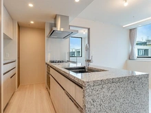 【東京都/千代田区神田須田町】パークホームズ千代田淡路町 カップボード付きのシステムキッチン・調理作業スペースが広く、効率的に作業が行えます