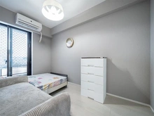 【埼玉県/川口市西川口】オープンスクエア川口 南向きバルコニーに面した約５．０畳の洋室は、コンパクトながら明るく開放感のあるお部屋です。