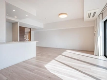 【東京都/新宿区大久保】ウエリス新宿早稲田の森 ９階部分南向きのため。明るい陽が差し込むリビングダイニング