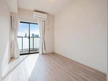 【東京都/新宿区大久保】ウエリス新宿早稲田の森 約６．５帖の洋室・バルコニー側の窓に面しております