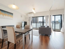 【東京都/豊島区高田】ブリリアシティ西早稲田 明るさと落ち着きを兼ね備えた室内です。