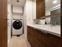 【東京都/豊島区高田】ブリリアシティ西早稲田 一面鏡スタイルのすっきりした洗面です。