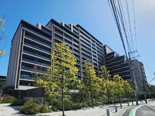 【東京都/豊島区高田】ブリリアシティ西早稲田 外観：山手線内側のアクセス、大規模性、自然の多さが融合したマンション