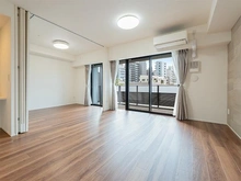 【東京都/豊島区高田】ブリリアシティ西早稲田 約１１．６帖のリビングと約５．０帖の洋室を開けた状態です。