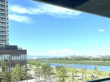 【東京都/多摩市関戸】ブリリアタワー聖蹟桜ヶ丘ブルーミングレジデンス 【バルコニーからの眺望】 植栽の美しいコミュニティーガーデン、緑豊かな多摩川の河川敷を望む眺望です。	