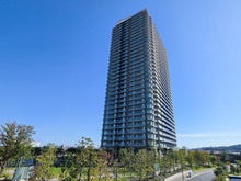 【東京都/多摩市関戸】ブリリアタワー聖蹟桜ヶ丘ブルーミングレジデンス 外観：多摩川河川敷の開けた景色が広がる緑豊かな立地に建つタワーマンション。『聖蹟桜ヶ丘』駅までは徒歩５分。