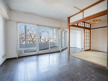 【神奈川県/横浜市青葉区桜台】桜台ビレジ4B棟 ■明るく開放的なリビング ■春にはテラス越しに桜が彩る室内空間