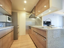 【東京都/品川区上大崎】ブリリアタワーズ目黒ノースレジデンス 【キッチン】食器洗浄乾燥機・浄水器・ディスポーザー付の対面式キッチン。