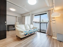 【東京都/目黒区下目黒】シティハウス下目黒 【リビングダイニング】リビングと隣り合う洋室の戸を開放することで、ひと続きの空間に